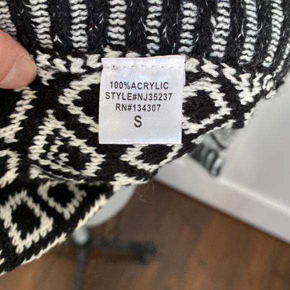 Shawl Sweater - Geometric - Black & White - S - Picture 6 of 6
